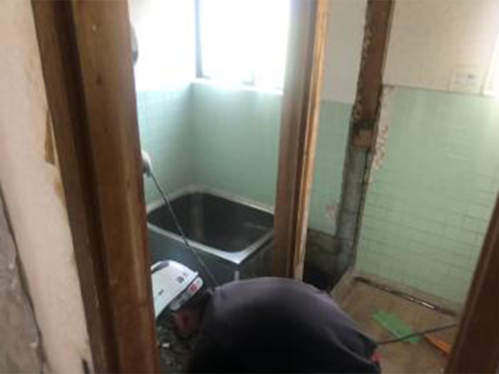 浴室を全て解体した状態になります。<br />
昔の家は、壁にブロックが積んであることが多いです。<br />
水道配管工事も同時に行います。