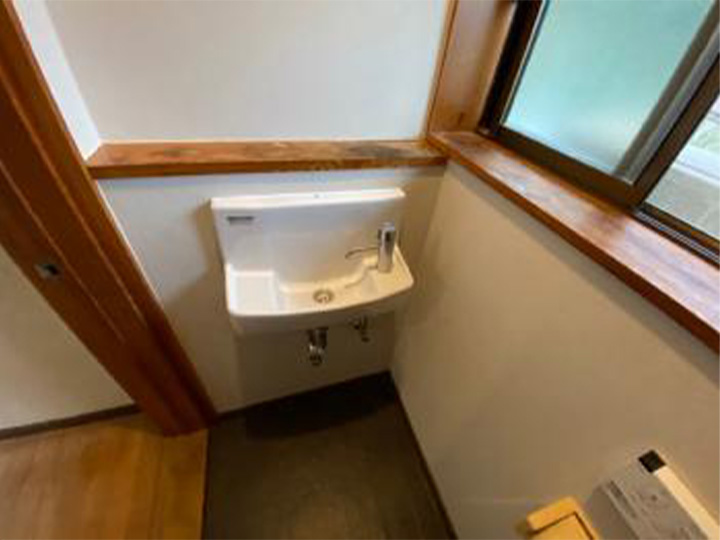 LIXILの壁付き手洗い器です。<br />
トイレとおなじ白色にすることで統一感が出て素敵な印象になりました。