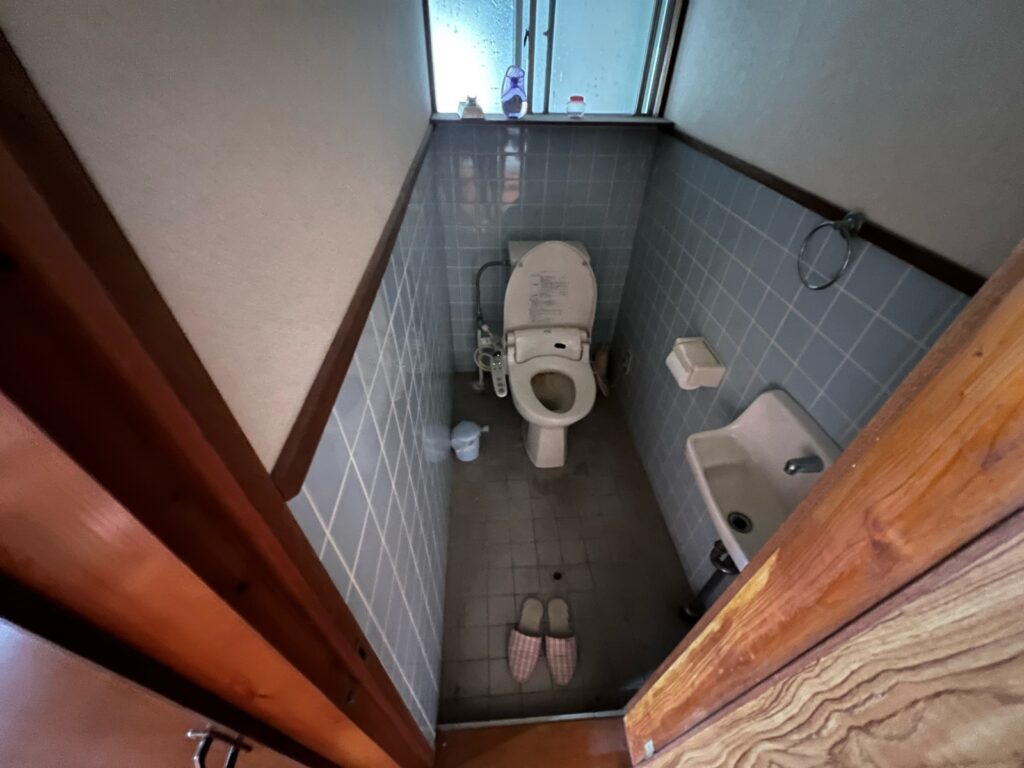 施工前のトイレです。<br />
昔ながらのトイレで暗い印象です。