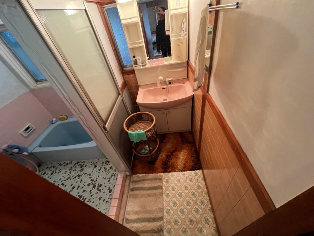 施工前の洗面です。<br />
こちらも新しい洗面に取り替えていきます。