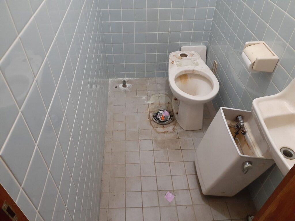 トイレ解体の様子です。<br />
トイレも使い心地の良い空間に変えていきます。