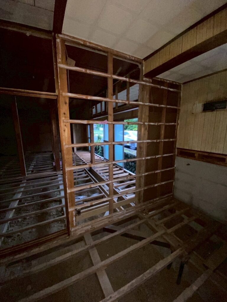 こちらは解体の様子です。<br />
家の構造上必要な柱は残しますが、壁は取っ払って広い空間を作ります。