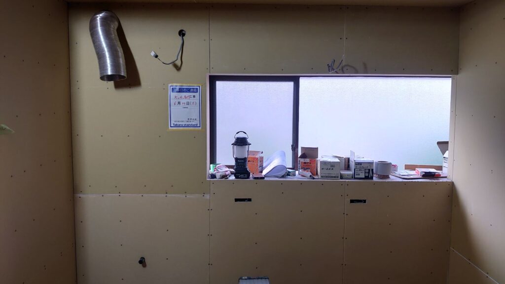 電気配線やコンセント、スイッチ、照明の取付を行います。