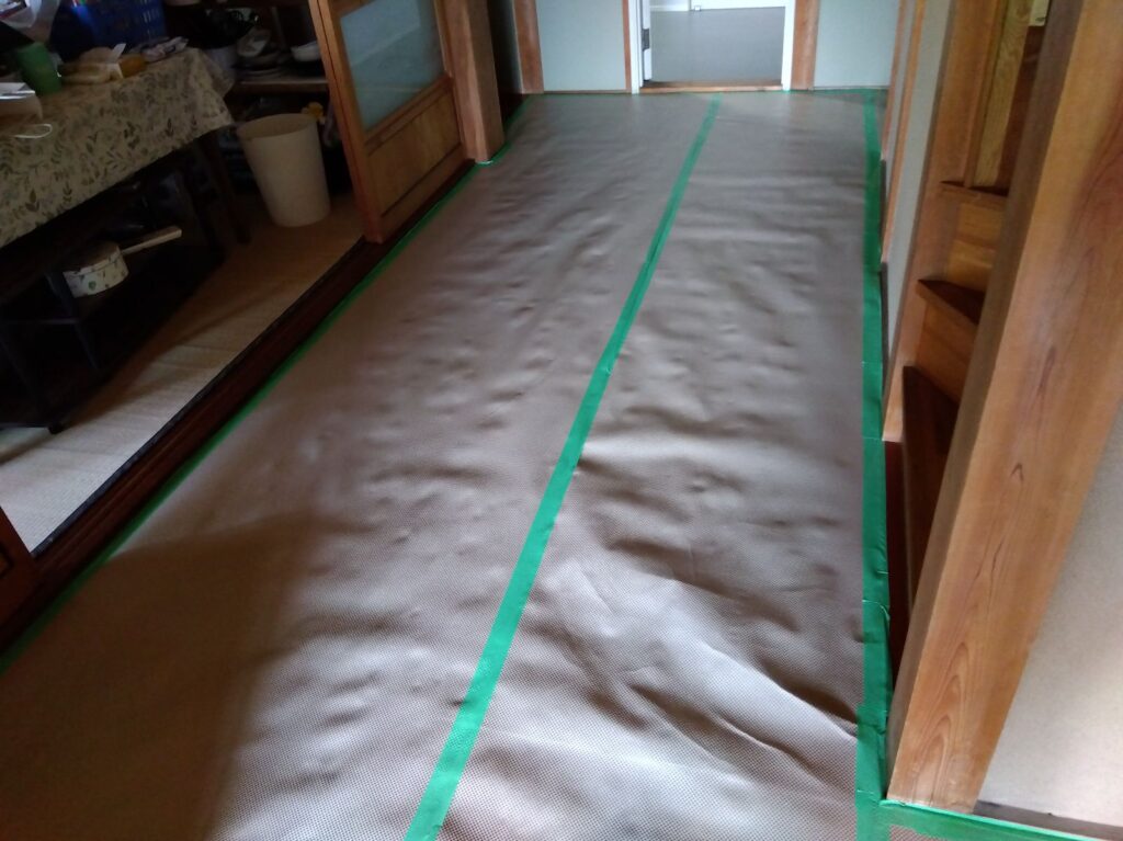 工事を始める前に養生作業を行います。<br />
施主様の大切なお家に傷をつけないよう、しっかり養生していきます。