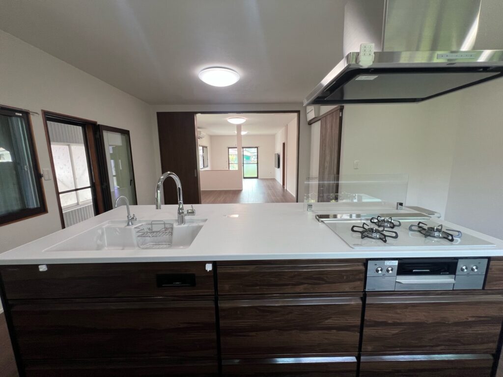 施工後のキッチンです！<br />
タカラスタンダードのトレーシアで施工いたしました。<br />
施主様にも大変喜んでいただけました。