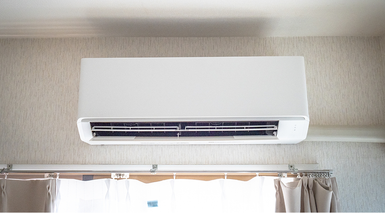 部屋に設置された白いエアコンの写真