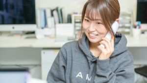 女性スタッフが電話対応しているところ
