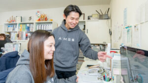 スタッフとパソコン画面を確認している様子