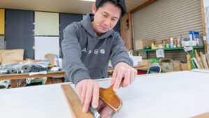 障子の張り替え作業中