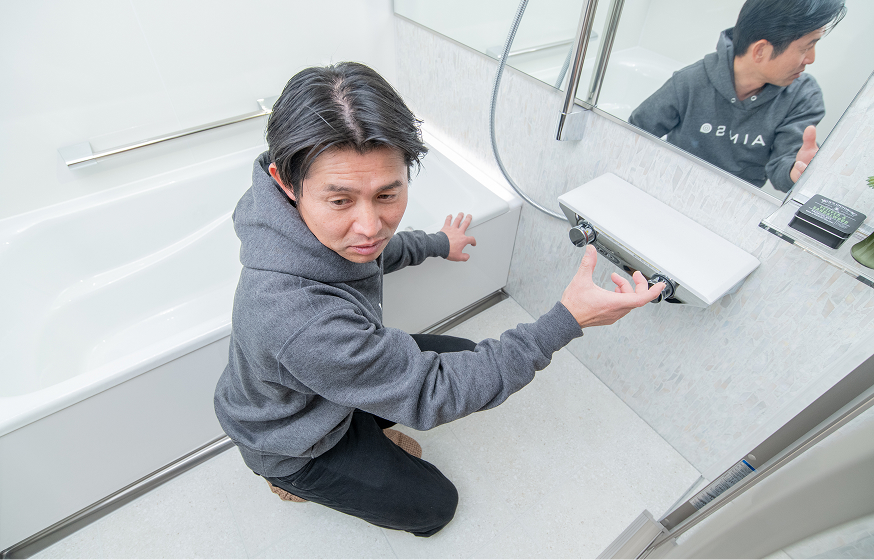 浴室れフォームについてご提案してる様子