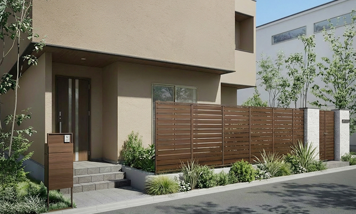 ウッドパネルのフェンスがついた戸建ての写真