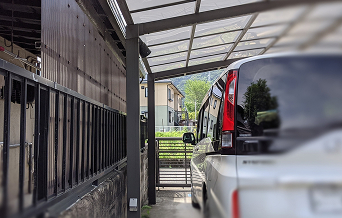 古くなって劣化しかカーポートの写真