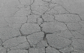 駐車場のコンクリートがひび割れしている写真