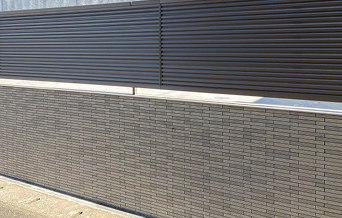 家の周りに建てられた目隠しフェンスの写真