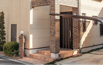 門扉や玄関アプローチが古い家の写真