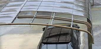 破損して穴の空いているカーポートの写真