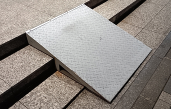 玄関の段差についているスロープの写真