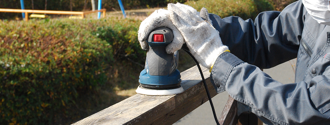 ウッドデッキを研磨している作業写真