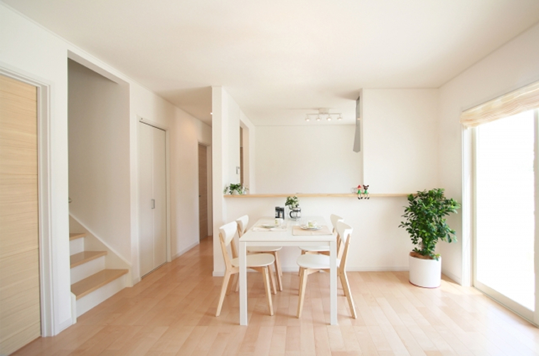 白基調のナチュラルインテリアの室内の写真