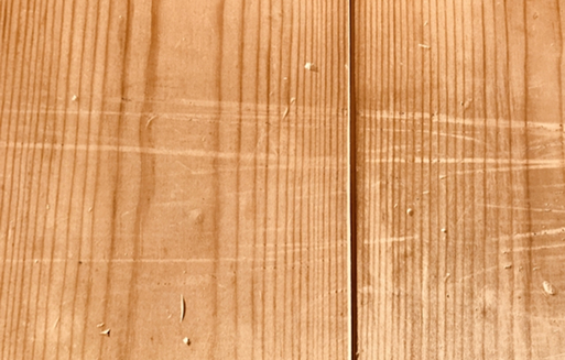 フローリングの床が傷だらけになっている写真