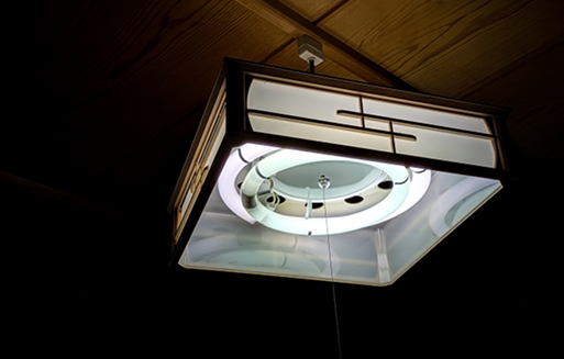 和室にある昔ながらの照明