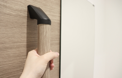 ドアに新たに設置した手すりの写真