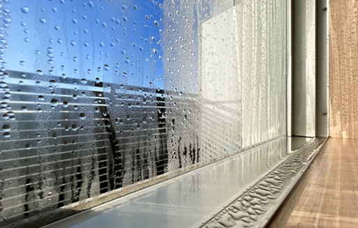 結露がひどく窓や桟が濡れている写真