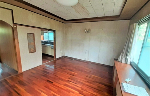 部屋全体が古く日焼けしている室内の写真