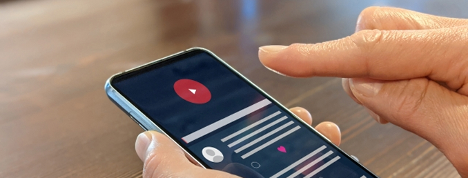スマホで動画を見ている写真