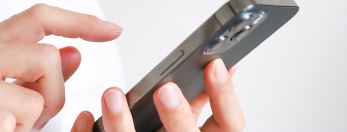 スマホを触っている手元の写真