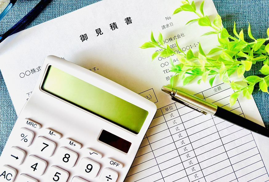 見積書と電卓の写真