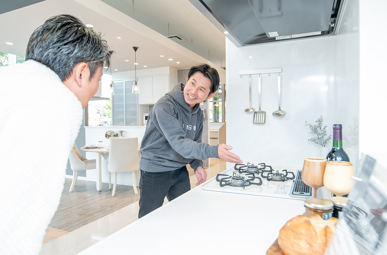 キッチンリフォームについて説明している写真