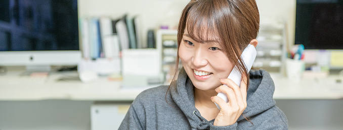 電話応対中のスタッフ