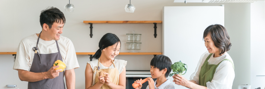 家族が一緒に過ごしている写真