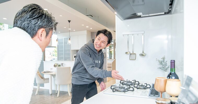 キッチンリフォームについて説明している写真