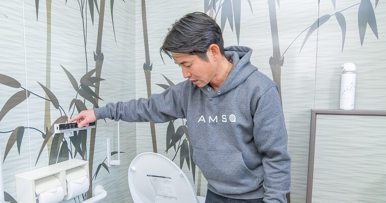 トイレリフォーム後に作業点検をする写真