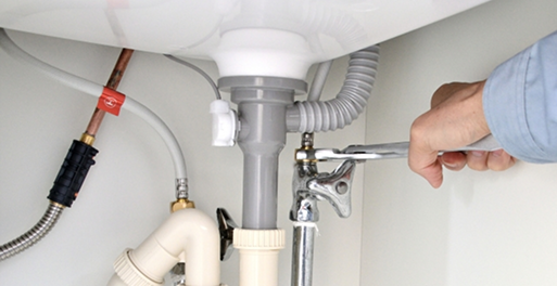 排水管を修理する写真