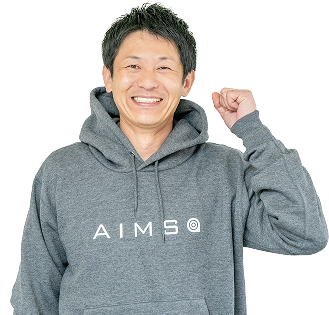 アイムス代表がガッツポーズしている写真