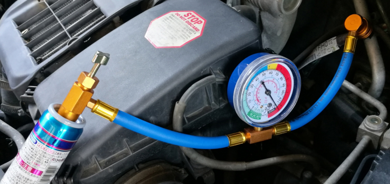 エアコン修理中の様子