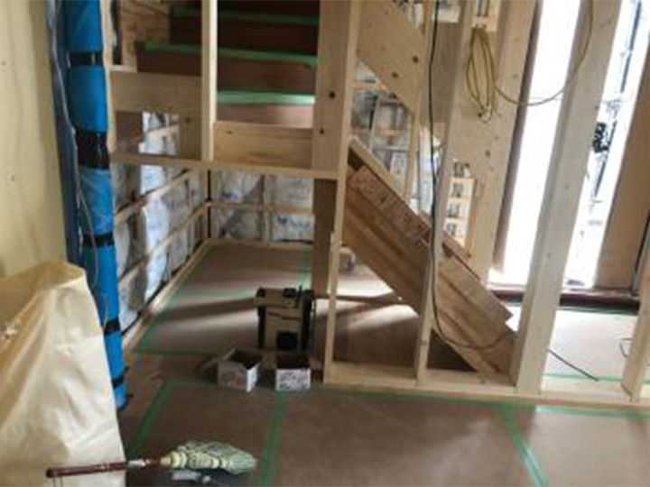 愛知県弥富市H様_施工中階段