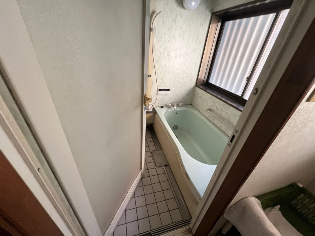 揖斐郡池田町K様_施工前浴室ドア