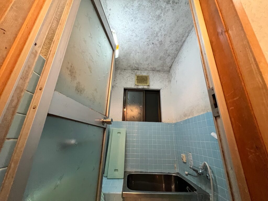 揖斐郡揖斐川町H様_施工前浴室壁