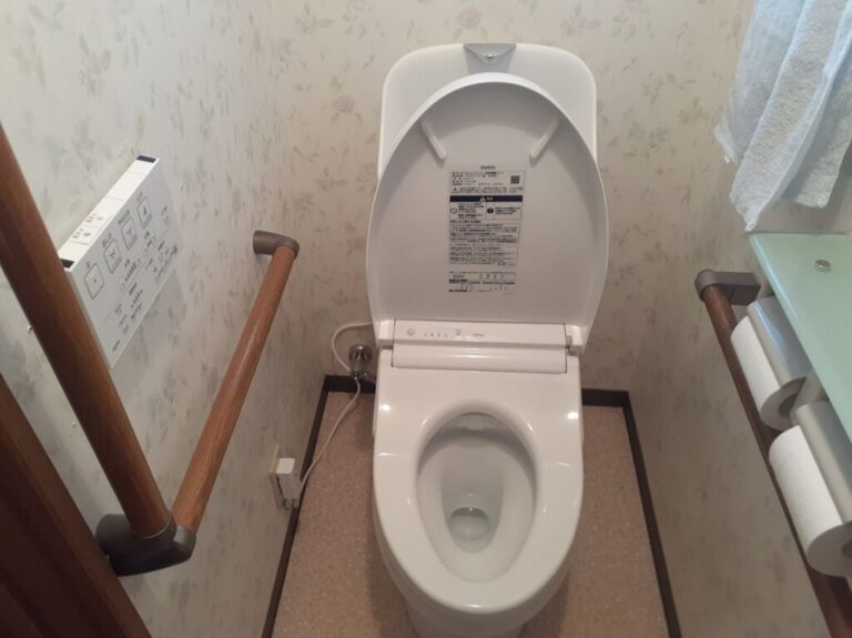 揖斐郡池田町Y様_施工後トイレ(便座開いた状態)