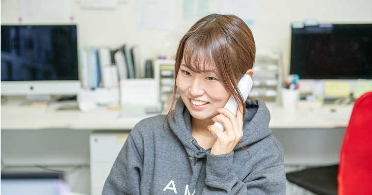 女性スタッフが電話応対をしている写真