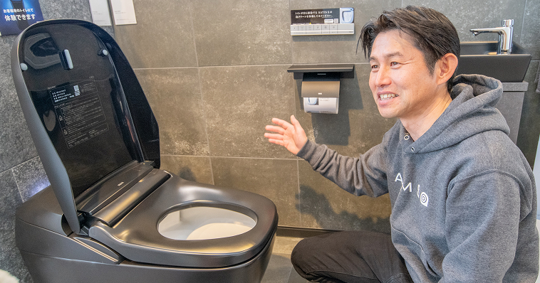 トイレのリフォームについてお客様に説明している写真